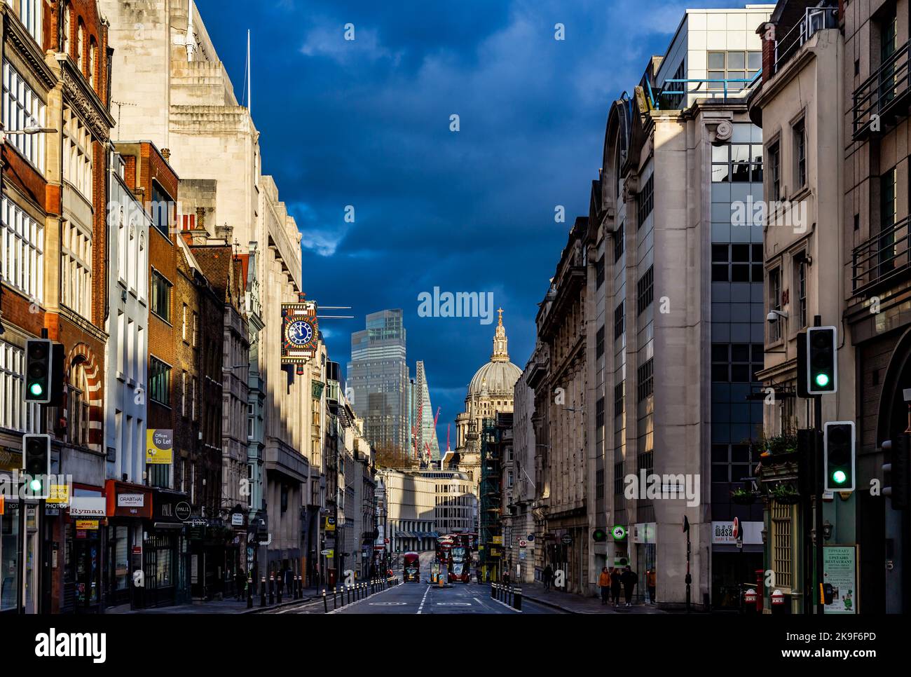 Fleet Street in der Stadt london nach einem Gewitter.Dunkle brütende Stelzen im Hintergrund markieren die St Paul's Cathedral Stockfoto