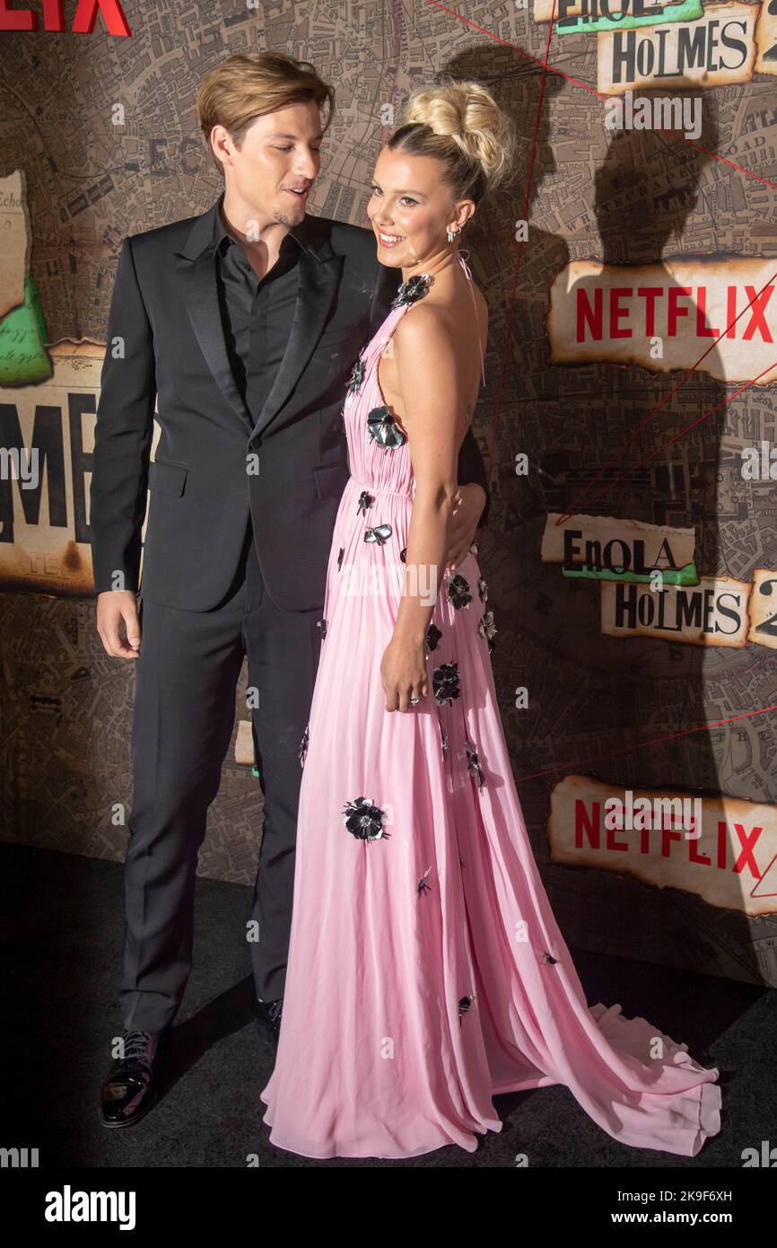 New York, USA. 27. Oktober 2022. Jake Bongiovi (L) und Millie Bobby Brown (R) besuchen Netflix's 'Enola Holmes 2'-Uraufführung im Pariser Theater in New York City. Kredit: SOPA Images Limited/Alamy Live Nachrichten Stockfoto