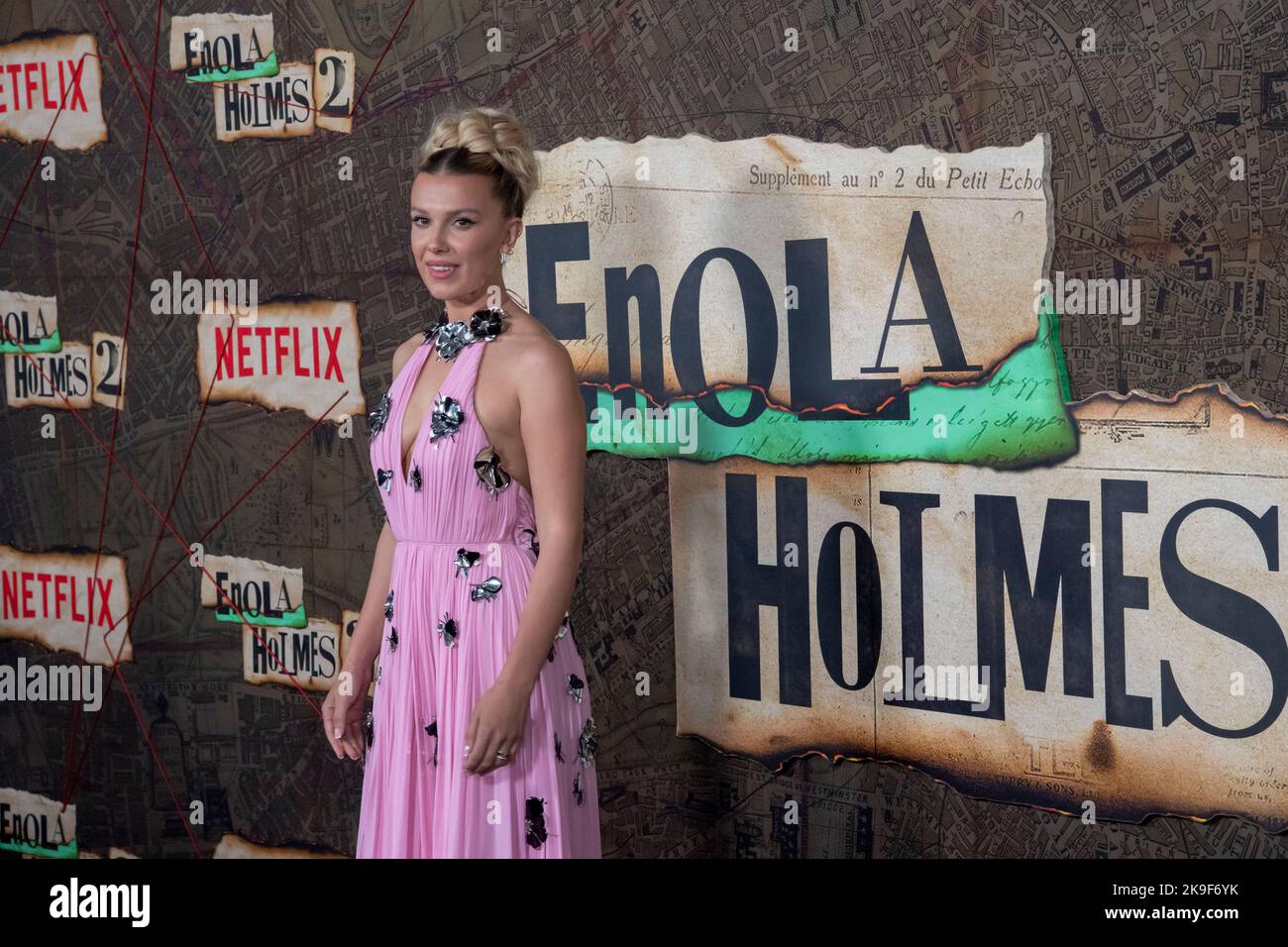 New York, USA. 27. Oktober 2022. Millie Bobby Brown besucht Netflix's 'Enola Holmes 2'-Weltpremiere im Pariser Theater in New York City. Kredit: SOPA Images Limited/Alamy Live Nachrichten Stockfoto