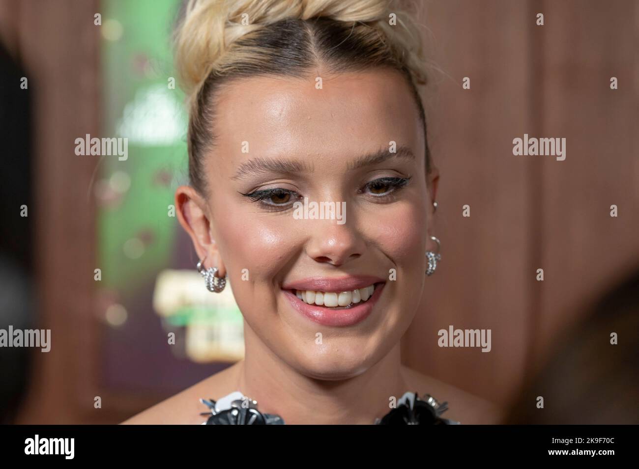 New York, USA. 27. Oktober 2022. Millie Bobby Brown besucht Netflix's 'Enola Holmes 2'-Weltpremiere im Pariser Theater in New York City. Kredit: SOPA Images Limited/Alamy Live Nachrichten Stockfoto