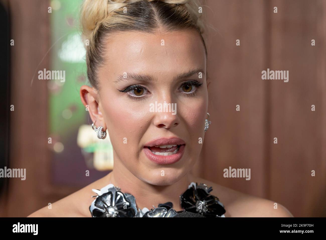 New York, USA. 27. Oktober 2022. Millie Bobby Brown besucht Netflix's 'Enola Holmes 2'-Weltpremiere im Pariser Theater in New York City. Kredit: SOPA Images Limited/Alamy Live Nachrichten Stockfoto