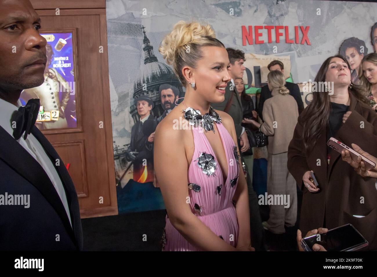 New York, USA. 27. Oktober 2022. Millie Bobby Brown besucht Netflix's 'Enola Holmes 2'-Weltpremiere im Pariser Theater in New York City. Kredit: SOPA Images Limited/Alamy Live Nachrichten Stockfoto