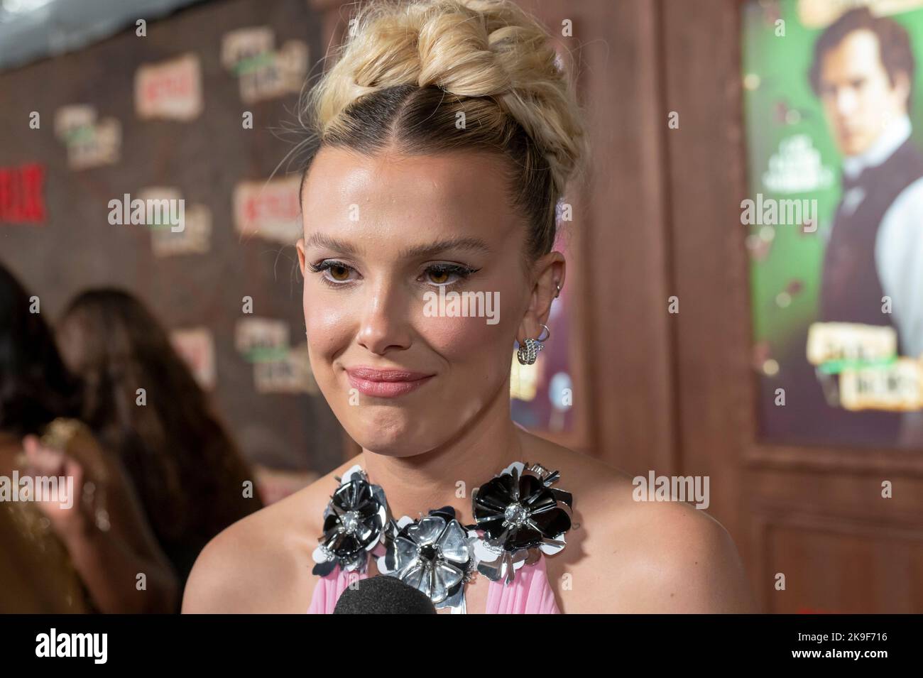 New York, USA. 27. Oktober 2022. Millie Bobby Brown besucht Netflix's 'Enola Holmes 2'-Weltpremiere im Pariser Theater in New York City. Kredit: SOPA Images Limited/Alamy Live Nachrichten Stockfoto