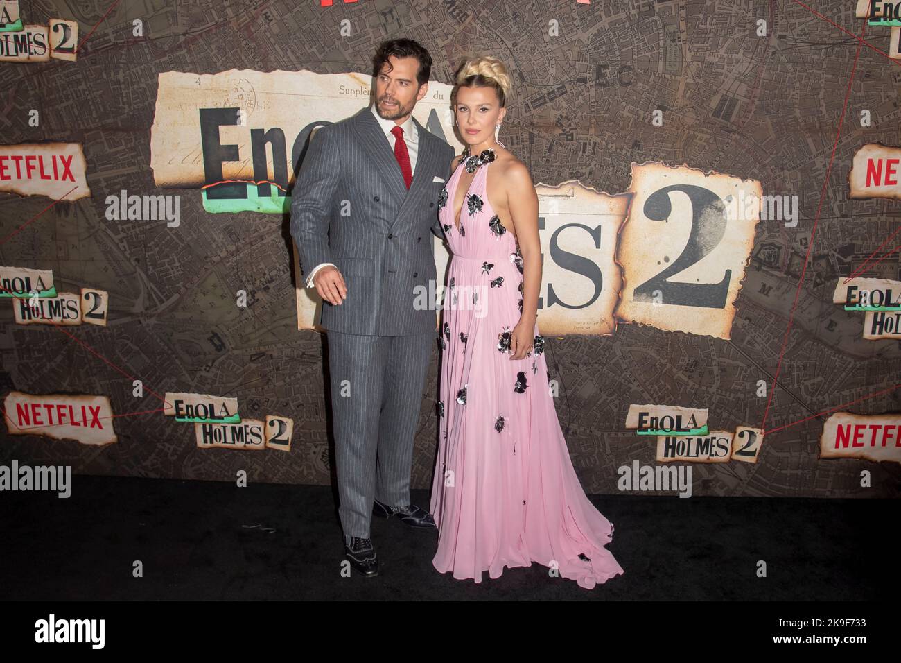 New York, USA. 27. Oktober 2022. Henry Cavill (L) und Millie Bobby Brown (R) besuchen Netflix's 'Enola Holmes 2'-Uraufführung am Pariser Theater in New York City. Kredit: SOPA Images Limited/Alamy Live Nachrichten Stockfoto