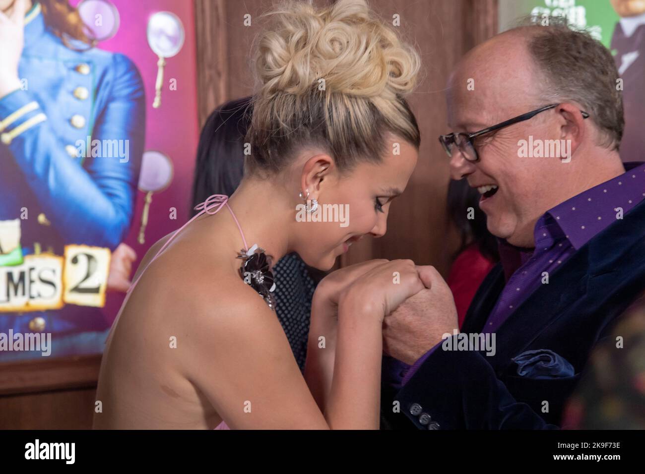 New York, USA. 27. Oktober 2022. Millie Bobby Brown (L) und Harry Bradbeer (R) besuchen Netflix's 'Enola Holmes 2'-Weltpremiere im Pariser Theater in New York City. Kredit: SOPA Images Limited/Alamy Live Nachrichten Stockfoto