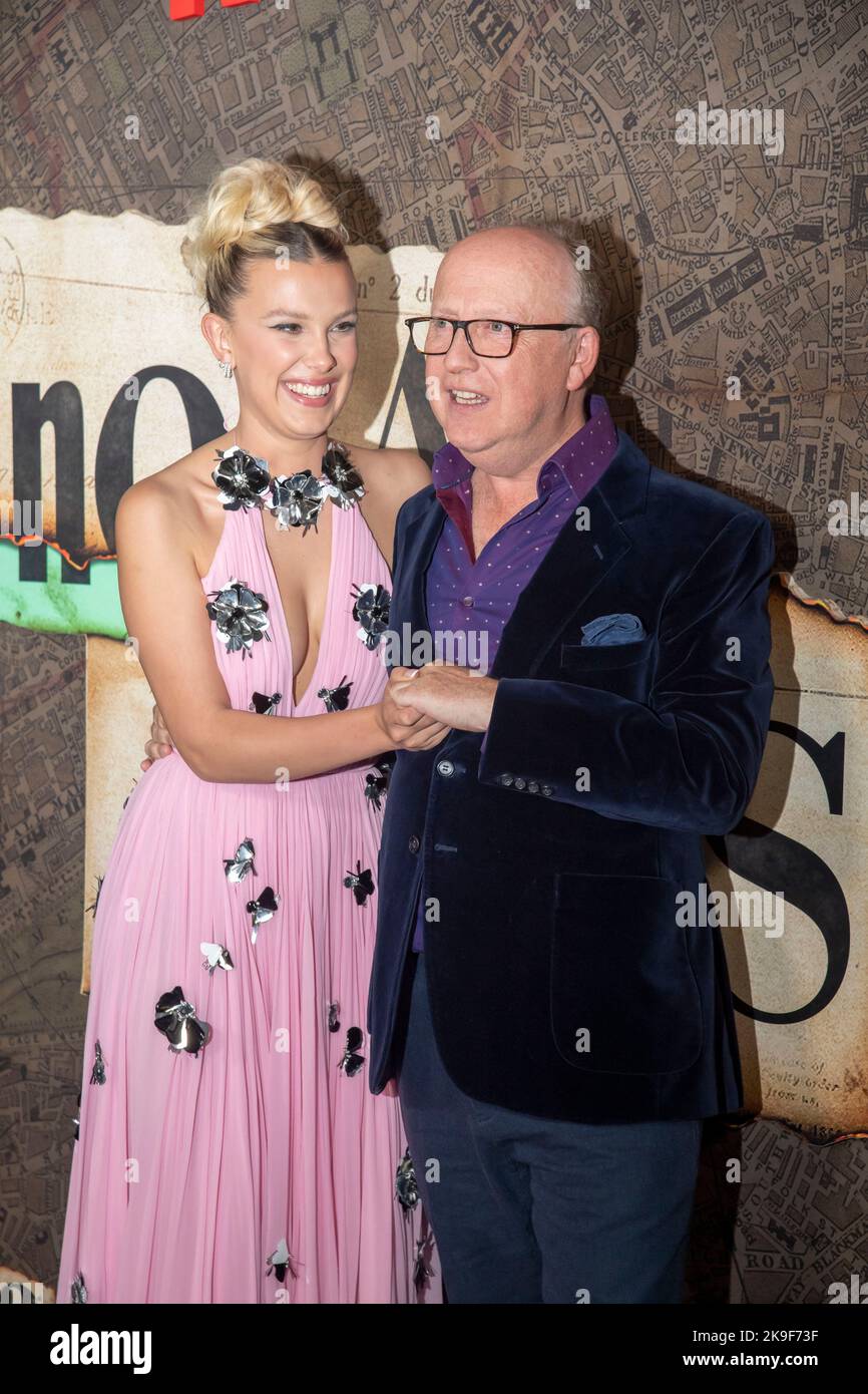 New York, USA. 27. Oktober 2022. Millie Bobby Brown (L) und Harry Bradbeer (R) besuchen Netflix's 'Enola Holmes 2'-Weltpremiere im Pariser Theater in New York City. Kredit: SOPA Images Limited/Alamy Live Nachrichten Stockfoto