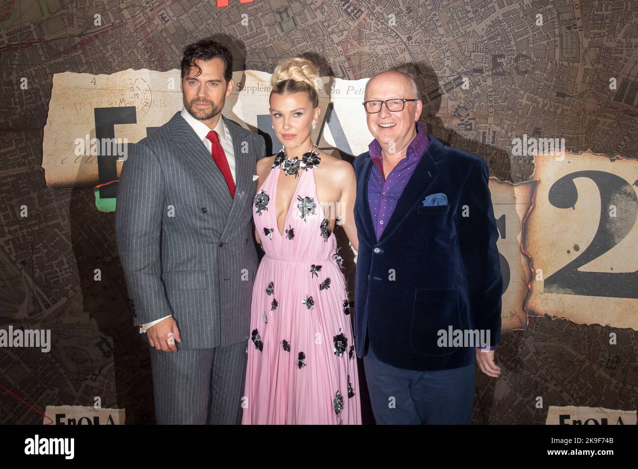 New York, USA. 27. Oktober 2022. (L-R) Henry Cavill, Millie Bobby Brown und Harry Bradbeer besuchen Netflix's 'Enola Holmes 2'-Uraufführung im Paris Theatre in New York City. Kredit: SOPA Images Limited/Alamy Live Nachrichten Stockfoto