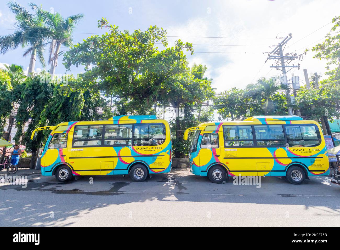 Ein farbenfroher und klimatisierter moderner Jeepney in Cebu, Philippinen Stockfoto Ein farbenfroher und klimatisierter moderner Jeepney in Cebu, Philippinen Stockfoto