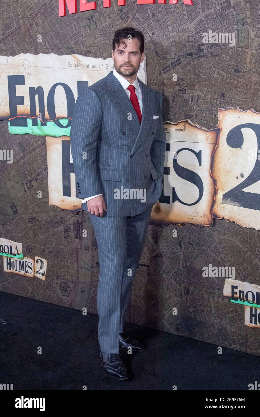 New York, USA. 27. Oktober 2022. Henry Cavill nimmt an Netflix's Weltpremiere „Enola Holmes 2“ im Pariser Theater in New York City Teil. Kredit: SOPA Images Limited/Alamy Live Nachrichten Stockfoto