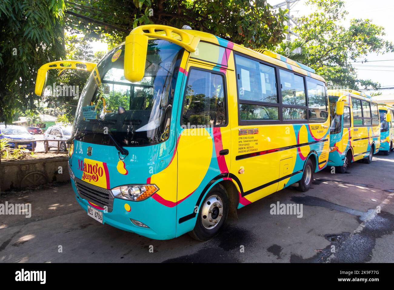 Ein farbenfroher und klimatisierter moderner Jeepney in Cebu, Philippinen Stockfoto Ein farbenfroher und klimatisierter moderner Jeepney in Cebu, Philippinen Stockfoto