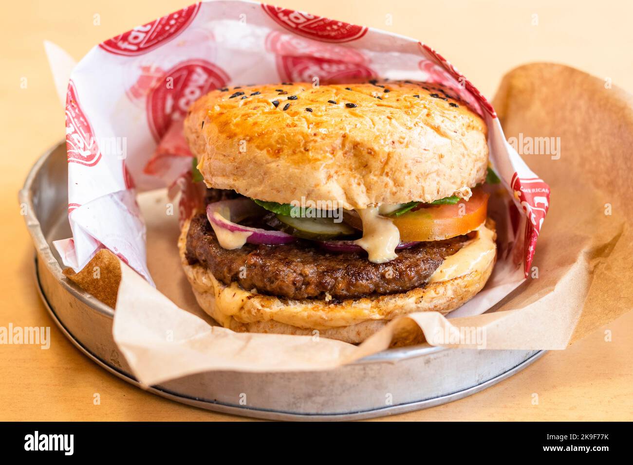 Hamburger Sandwich in einem lokalen Diner in Cebu City, Philippinen Stockfoto