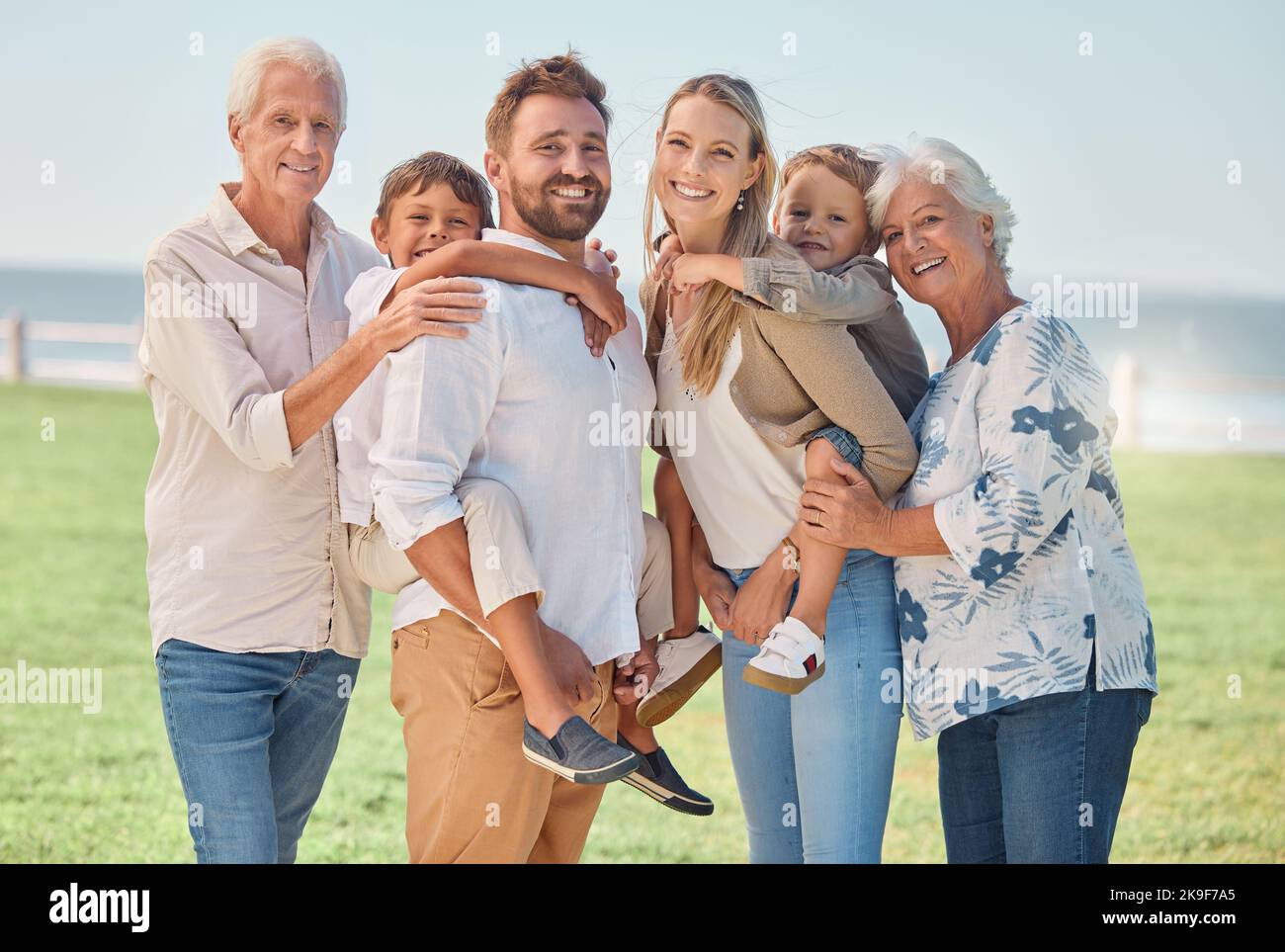 Liebe, Familie oder Portrait im Park mit Großeltern und Kindern für Sommer, Urlaub im Freien oder Wellness. Glückliche große Familie, älterer Mann und Frau mit Stockfoto
