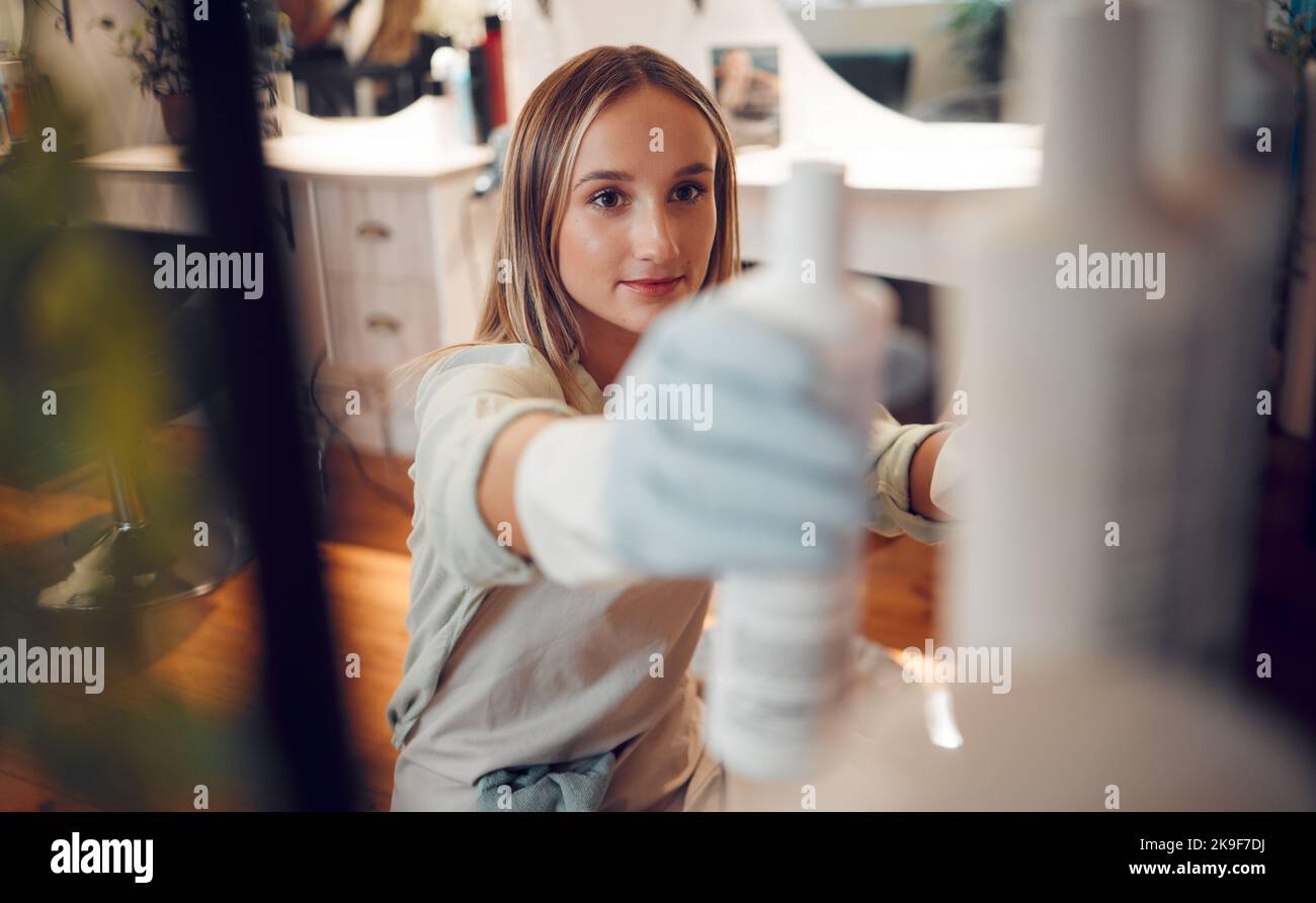 Regal, Frau und Handschuhe im Salon mit Produkt, Spray oder Shampoo in der Haarpflege-Boutique. Friseur, Kleinunternehmerin und Coiffeur aus Kanada Stockfoto