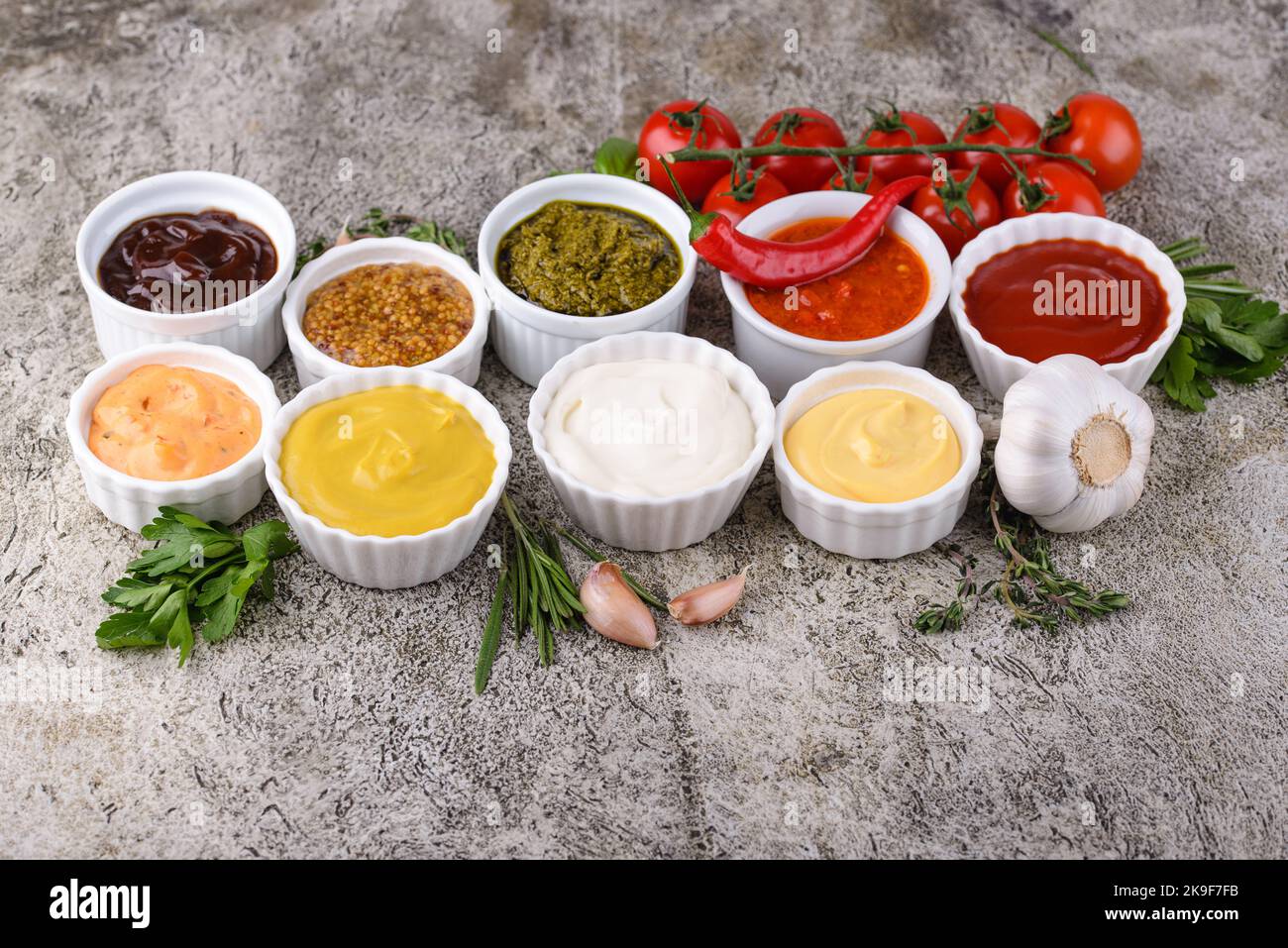 Set aus verschiedenen Saucen. Ketchup, Senf und Mayonnaise Stockfoto