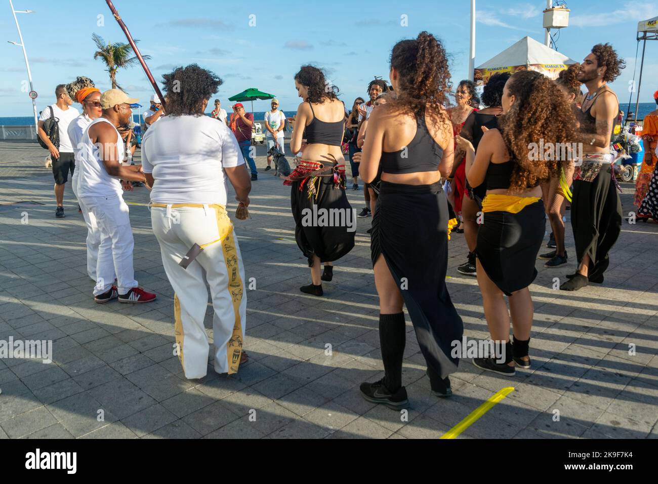 Salvador, Bahia, Brasilien - 22. Oktober 2022: Menschen, die mit Samba und Capoeira auf dem Farol da Barra Platz in Salvador, Brasilien, Straßentanz aufführen. Stockfoto