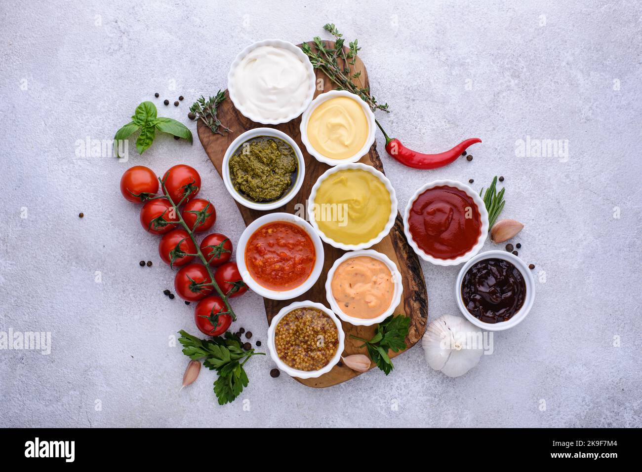 Set aus verschiedenen Saucen. Ketchup, Senf und Mayonnaise Stockfoto