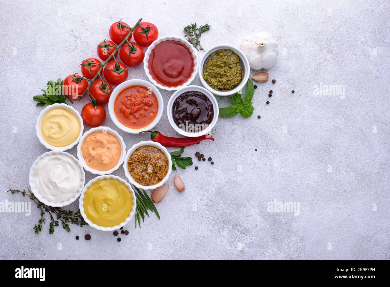 Set aus verschiedenen Saucen. Ketchup, Senf und Mayonnaise Stockfoto