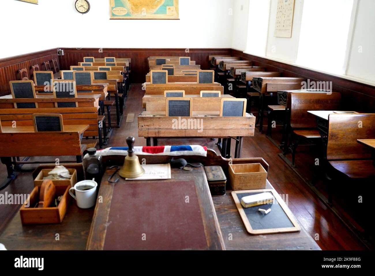 Altes historisches Klassenzimmer mit Holztischen und Tafeln Stockfoto
