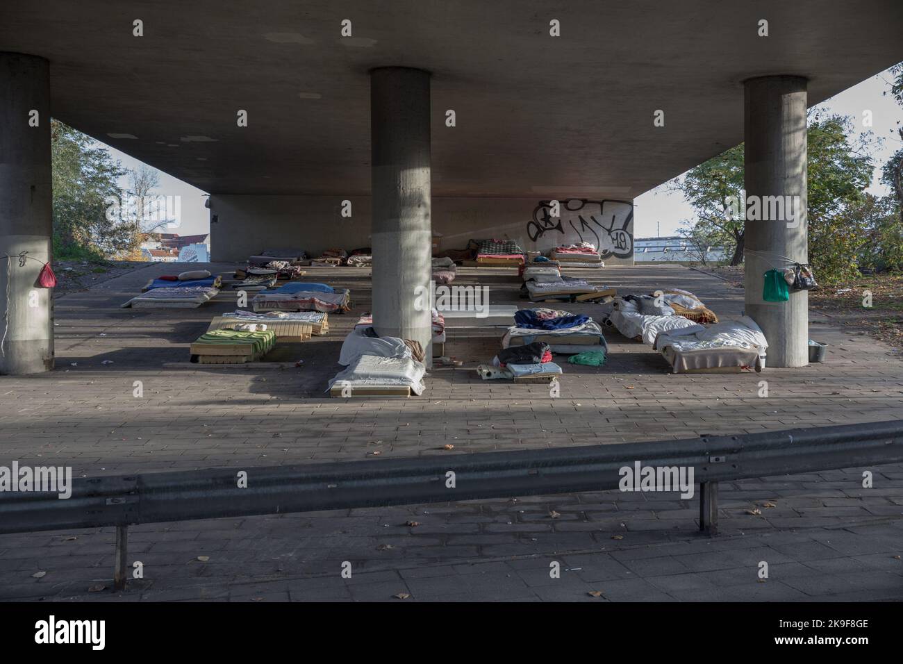 Berlin, Deutschland. 28. Oktober 2022. Am 28. Oktober 2022 liegen Matratzen unter einer Autobahnbrücke auf der A100 in Berlin, in der Nähe des Berliner Westkreuzes. Sie dienen als Schlafplatz für Obdachlose. Erstmals hat eine Studie verlässliche Daten darüber geliefert, wie viele Obdachlose es in Deutschland gibt. Das Bundesministerium für Soziales hat befragt, wie viele Menschen in Deutschland auf der Straße und in versteckter Obdachlosigkeit leben. Unter ihnen sind Jugendliche und Kinder. Derzeit leben in Deutschland 37400 Menschen auf der Straße. Darüber hinaus, nach der Studie aus dem Ministerium, t Stockfoto