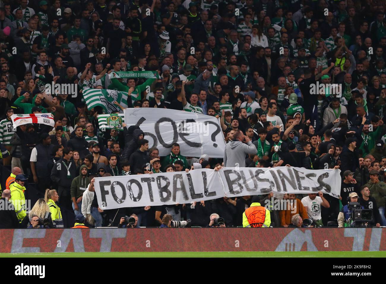Sporting CP Fans werden mit Transparenten gesehen, die gegen die Ticketpreise protestieren - Tottenham Hotspur gegen Sporting CP, UEFA Champions League, Tottenham Hotspur Stadium, London, UK - 26.. Oktober 2022 Stockfoto