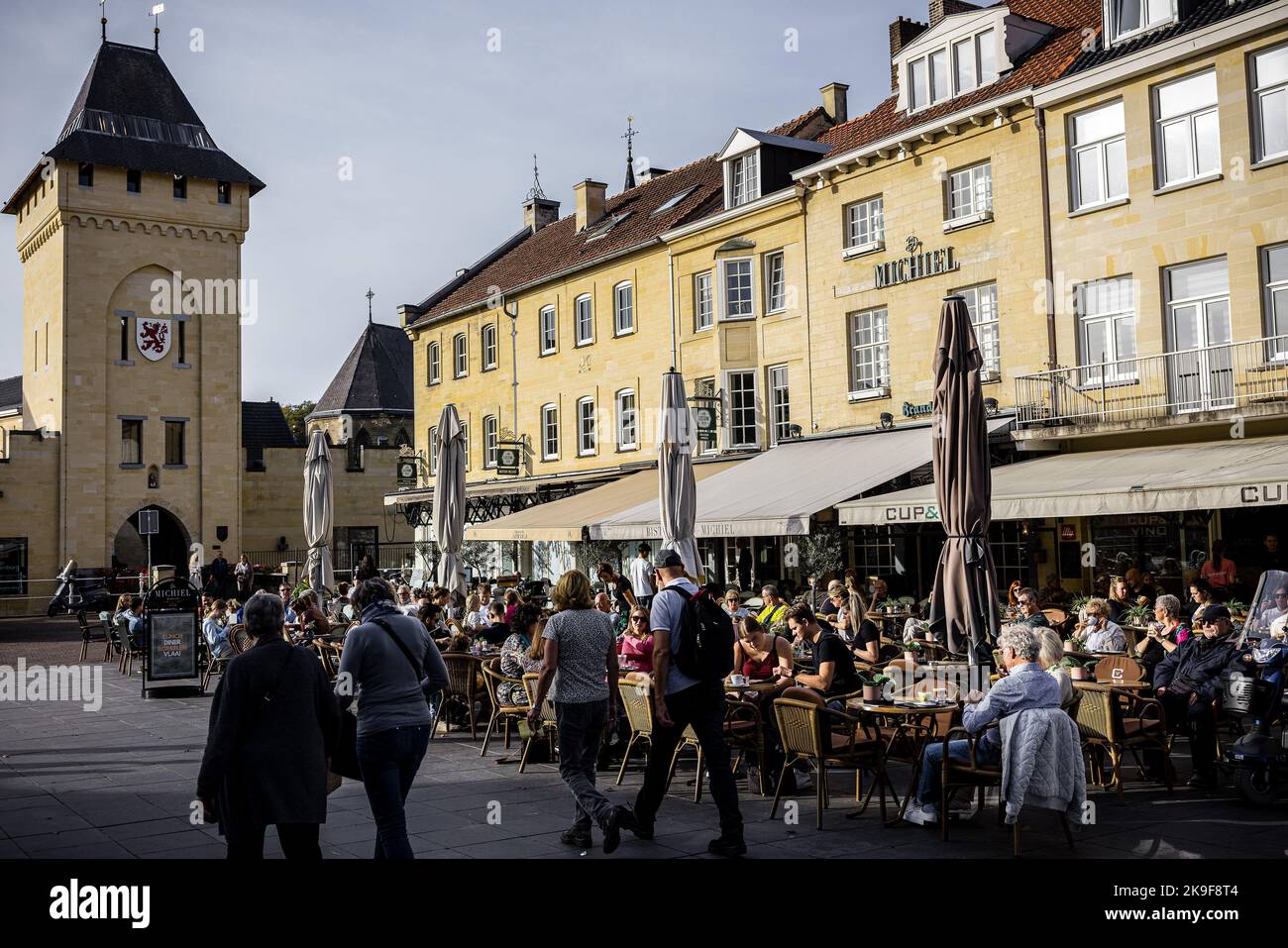 2022-10-28 11:54:36 VALKENBURG - Massen auf der Terrasse im Zentrum von Valkenburg. Es ist im Oktober für die Jahreszeit sehr warm. ANP ROB ENGELAAR netherlands Out - belgium Out Credit: ANP/Alamy Live News Stockfoto