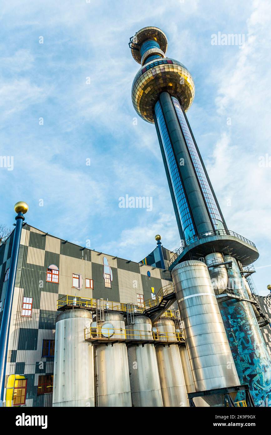 Wien, Österreich - 22. Juli 2009: Der Kamin der berühmtesten Wiener Fernwärme des Künstlers Hundertwasser im intensiven Nachmittagslicht in Vie Stockfoto