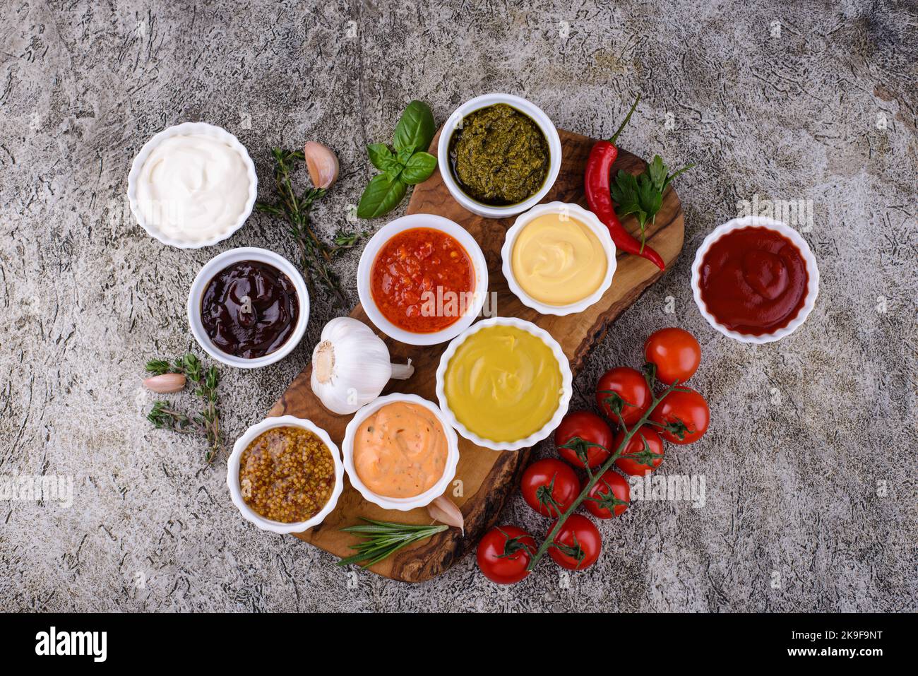 Set aus verschiedenen Saucen. Ketchup, Senf und Mayonnaise Stockfoto