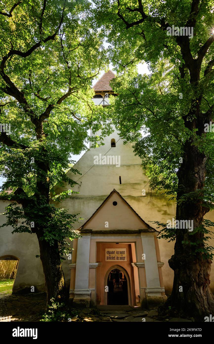 Haupteingang zum alten Gebäude der Kirche der Heiligen Peter und Paul (Biserica Sfintii Apostoli Petru și Pavel) im Dorf Cincosr, in der Nähe von Fagaras i. Stockfoto