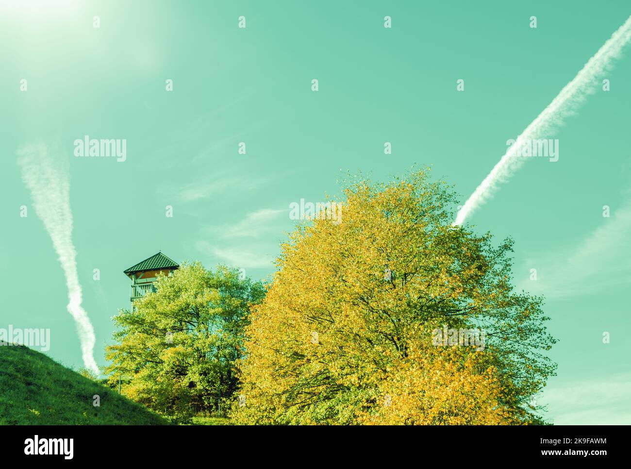 Aussichtsturm und Bäume auf der Wiese.Herbstlandschaft. Stockfoto