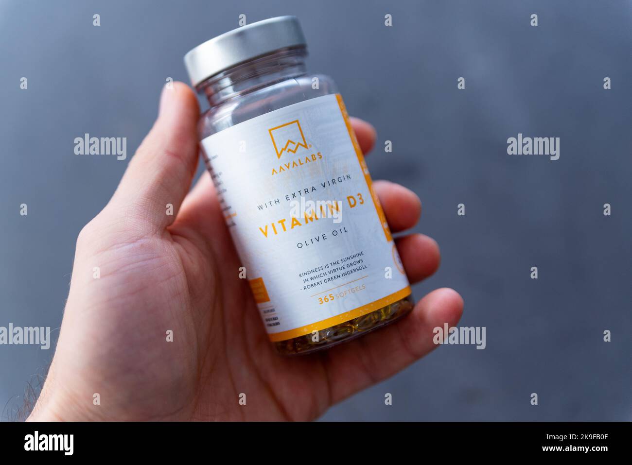 In dieser Abbildung ist eine Hand mit einem Fall von Vitamin D oder D3 zu sehen. Stockfoto