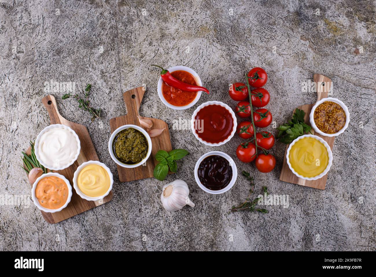 Set aus verschiedenen Saucen. Ketchup, Senf und Mayonnaise Stockfoto