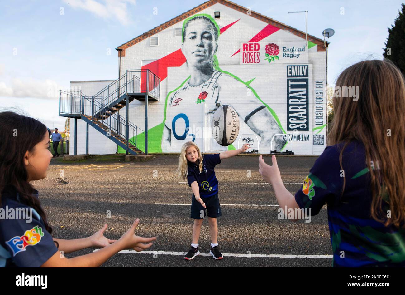 REDAKTIONELLE VERWENDUNG NUR Charlotte Green, sieben, nimmt an der Enthüllung eines Wandbildes der englischen Rugby-Spielerin Emily Scarratt Teil, das von England Rugby und O2 in Auftrag gegeben wurde, in Leicester vor dem Spiel von Red Roses gegen Australien am Sonntag in Neuseeland. Ausgabedatum: Freitag, 28. Oktober 2022. Stockfoto