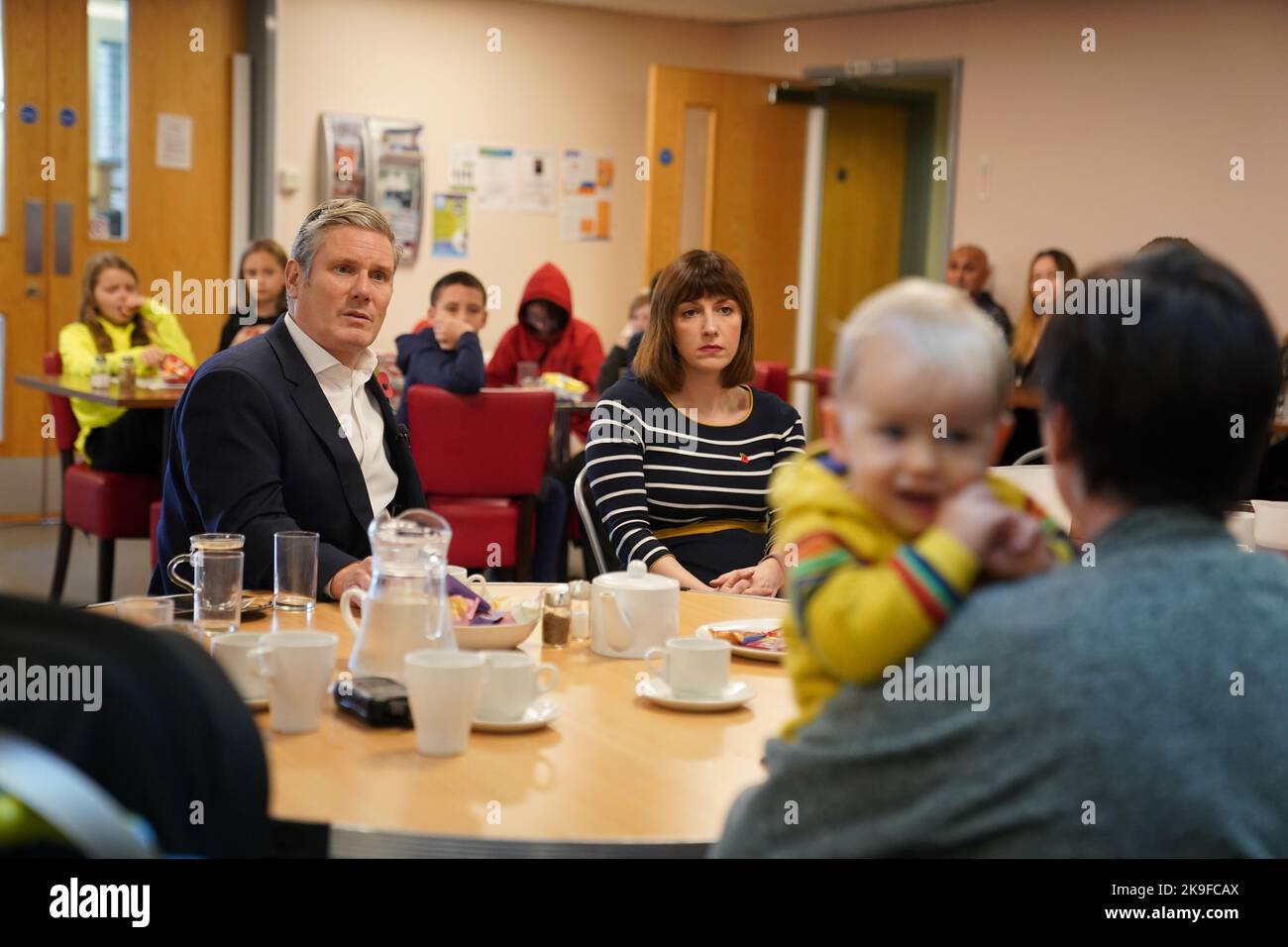 Der Arbeitsleiter Sir Keir Starmer und die Schattenpädagogiksekretärin Bridget Phillipson besuchten Angel Cafe in der All Saints Church, das Beacon Center in Chafford Hundred, Essex, um Eltern zu treffen und die Auswirkungen der Lebenshaltungskrise auf Familien zu diskutieren. Bilddatum: Freitag, 28. Oktober 2022. Stockfoto