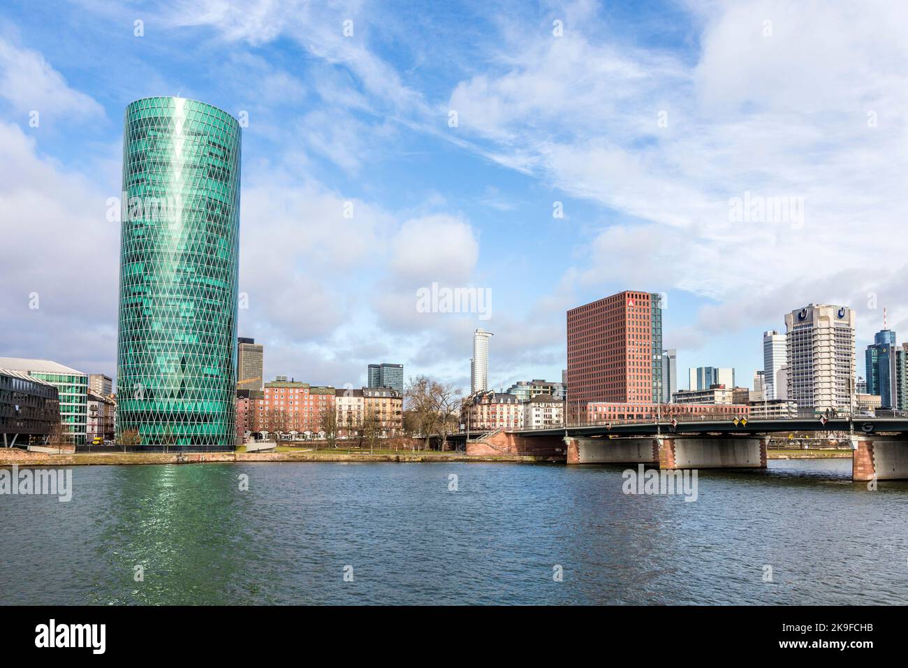 FRANKFURT, DEUTSCHLAND - 24. FEB 2015: Westhafen Tower im Hafengebiet in Frankfurt, Deutschland. Der West Harbour Tower gewann 2 die Martin-Elsaesser-Platte Stockfoto