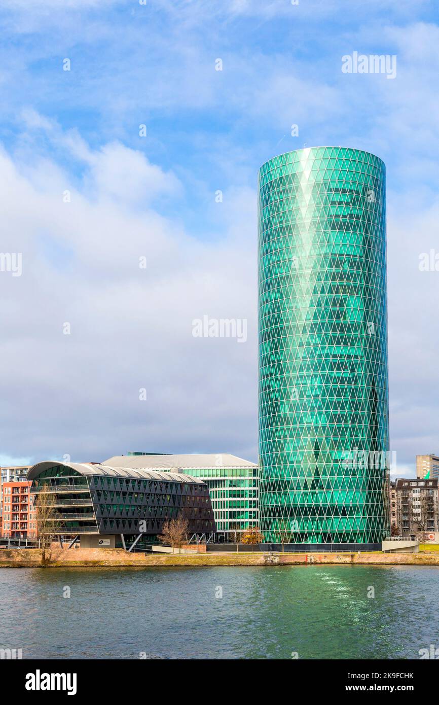 FRANKFURT, DEUTSCHLAND - 24. FEB 2015: Westhafen Tower im Hafengebiet in Frankfurt, Deutschland. Der West Harbour Tower gewann 2 die Martin-Elsaesser-Platte Stockfoto