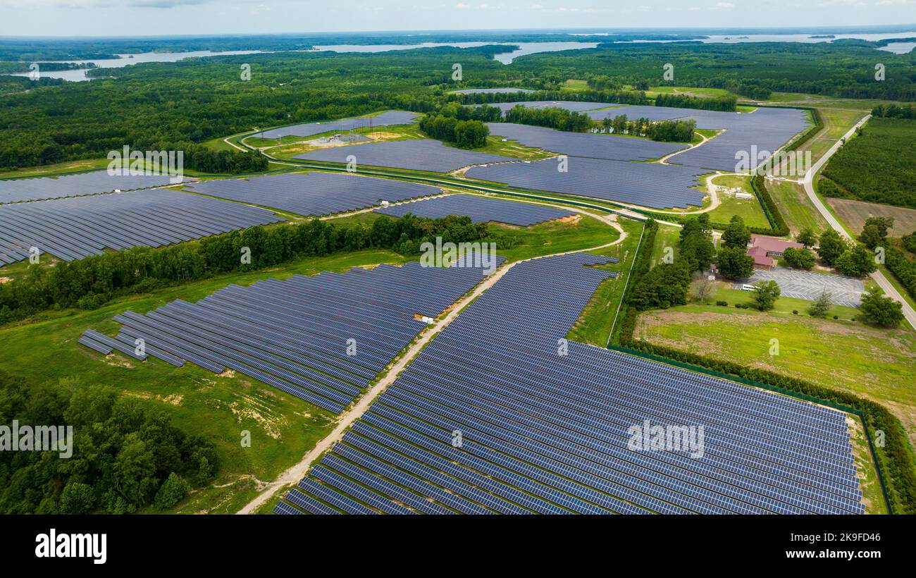 Luftaufnahme der Solarpaneele Felder in Middleburg Township in einer grünen Gegend mit einem Fluss im Hintergrund Stockfoto