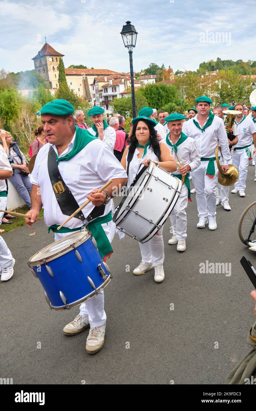 Feierliche sonntagsprozession beim Espelette-Pfefferfestival 2019 im Baskenland, Frankreich Stockfoto