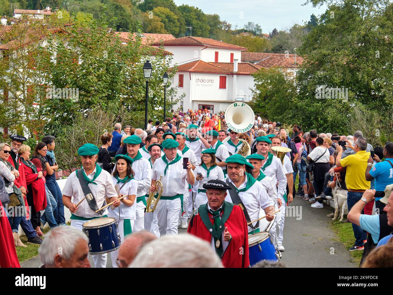Feierliche sonntagsprozession beim Espelette-Pfefferfestival 2019 im Baskenland, Frankreich Stockfoto