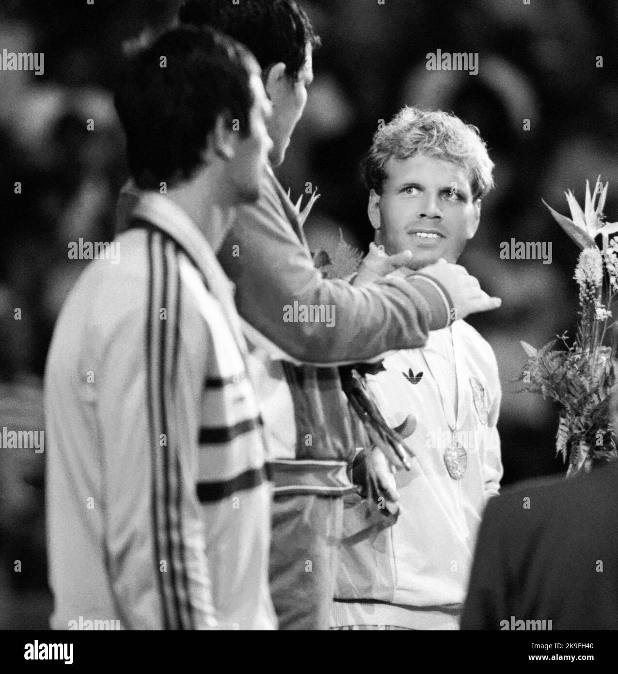 OLYMPIC SUMMERGAMES IN LOS ANGELES USA 1984Frank Andersson Schweden ringen auf dem Podium nach einem dritten Platz Stockfoto