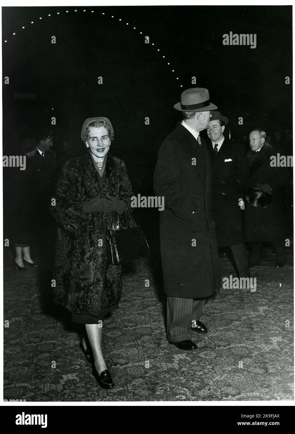 Königin Ingrid von Dänemark und Gustaf VI Adolf im Stockholmer Hauptbahnhof. Stockfoto