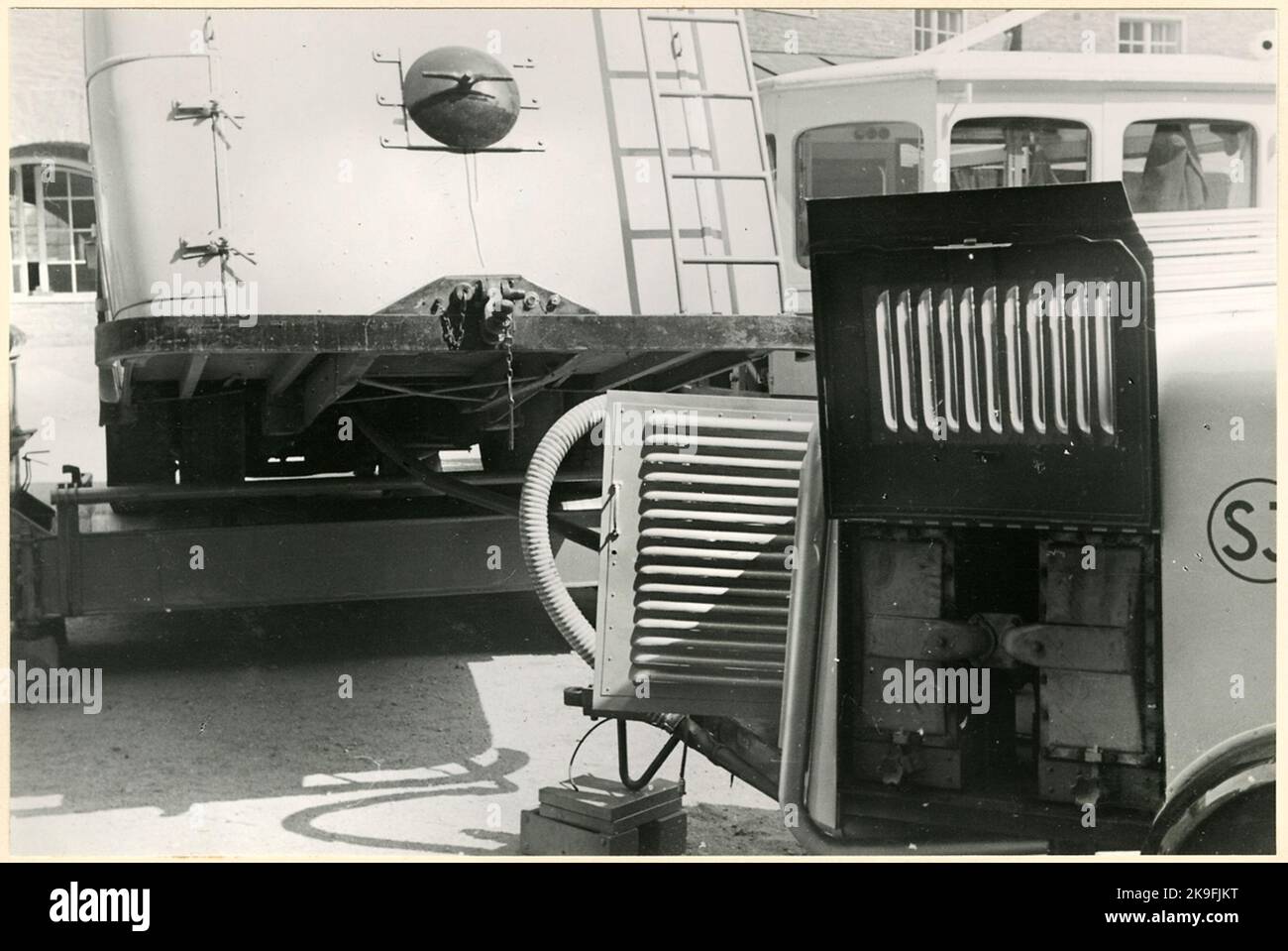 Das hintere Ende des Busses wurde von einem LKW angehoben. Stockfoto