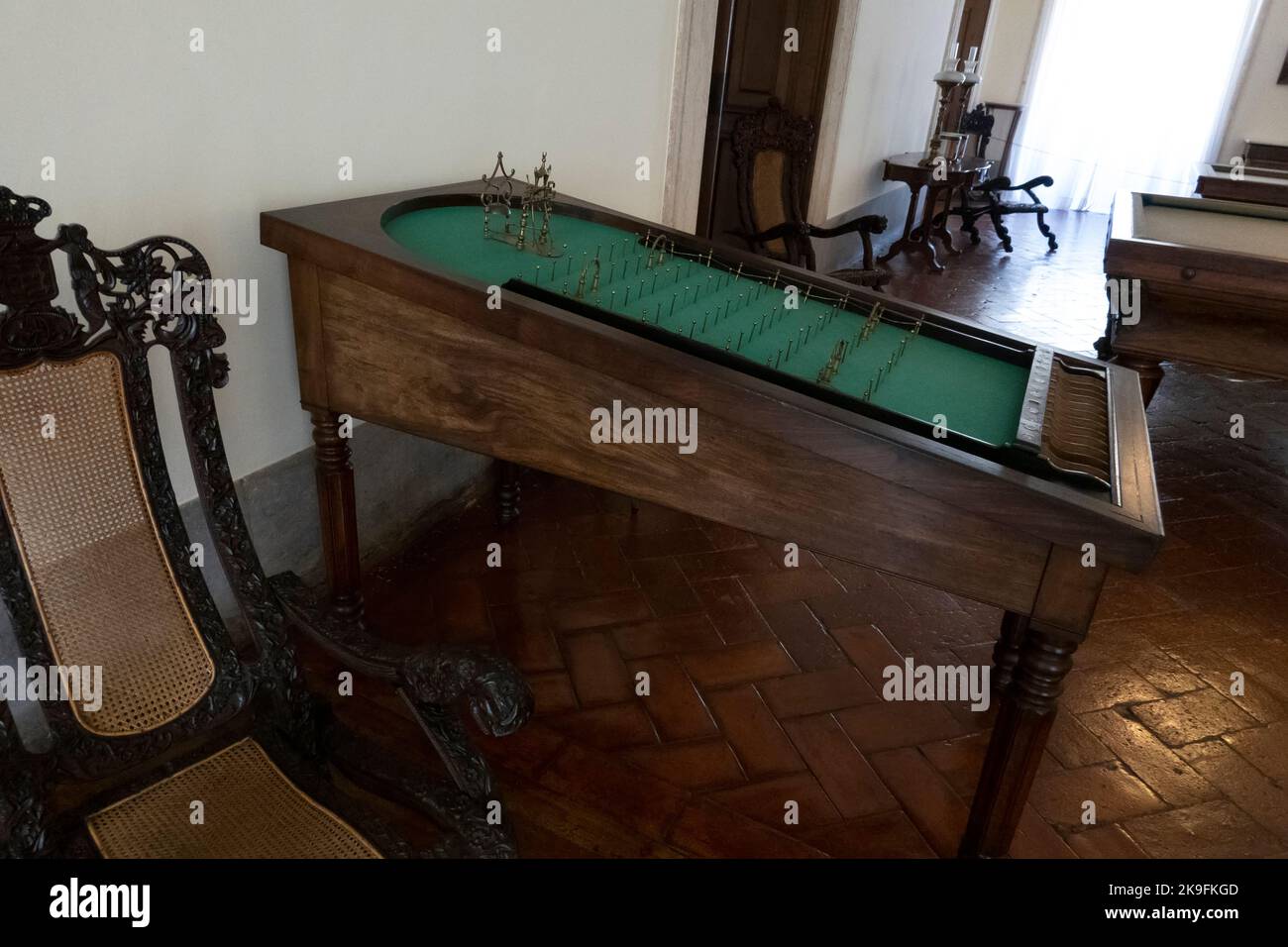 MAFRA, PORTUGAL - 29.. JUNI 2022: Blick auf ein antikes Spielzimmer im Kloster von Mafra, Portugal. Stockfoto