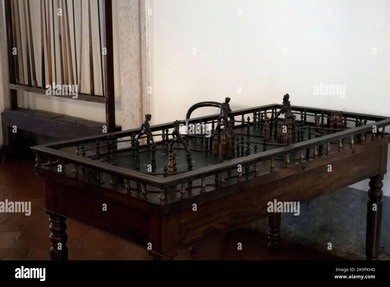 MAFRA, PORTUGAL - 29.. JUNI 2022: Blick auf ein antikes Spielzimmer im Kloster von Mafra, Portugal. Stockfoto