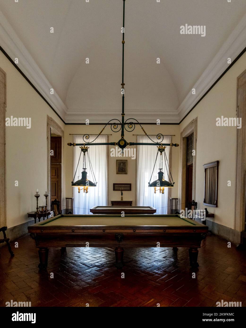 MAFRA, PORTUGAL - 29.. JUNI 2022: Blick auf ein antikes Spielzimmer im Kloster von Mafra, Portugal. Stockfoto