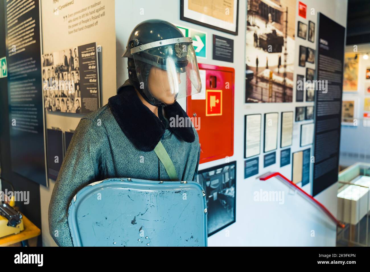 10.20.2022 Warschau, Polen. - Museum des Lebens unter dem Kommunismus. PRL - die polnische Volksrepublik. Als ZOMO-Offizier gekleidete Laienfigur - paramilitärische Polizeiformationen während der kommunistischen Ära in Polen - stand in einem Museum. Mittlere Nahaufnahme. Hochwertige Fotos Stockfoto