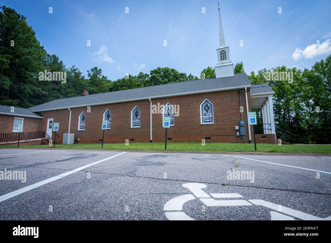 Behindertenparkplätze an einer amerikanischen Kirche mit weißem Turm Stockfoto