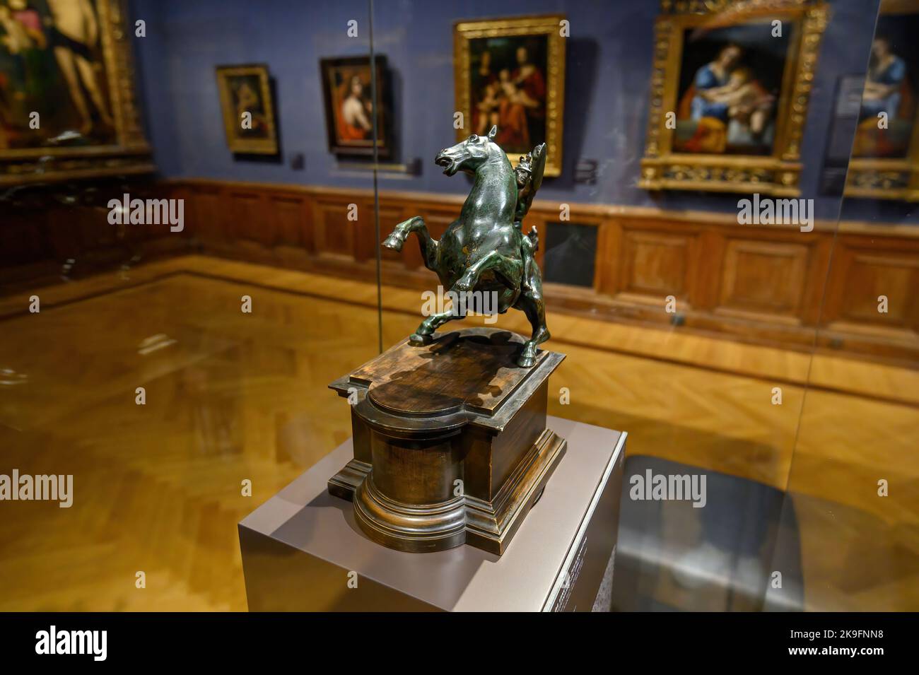 Budapest, Ungarn. Innenraum des Museums der Schönen Künste. Kleine Bronzeskulptur von Pferd und Reiter von Leonardo da Vinci Stockfoto