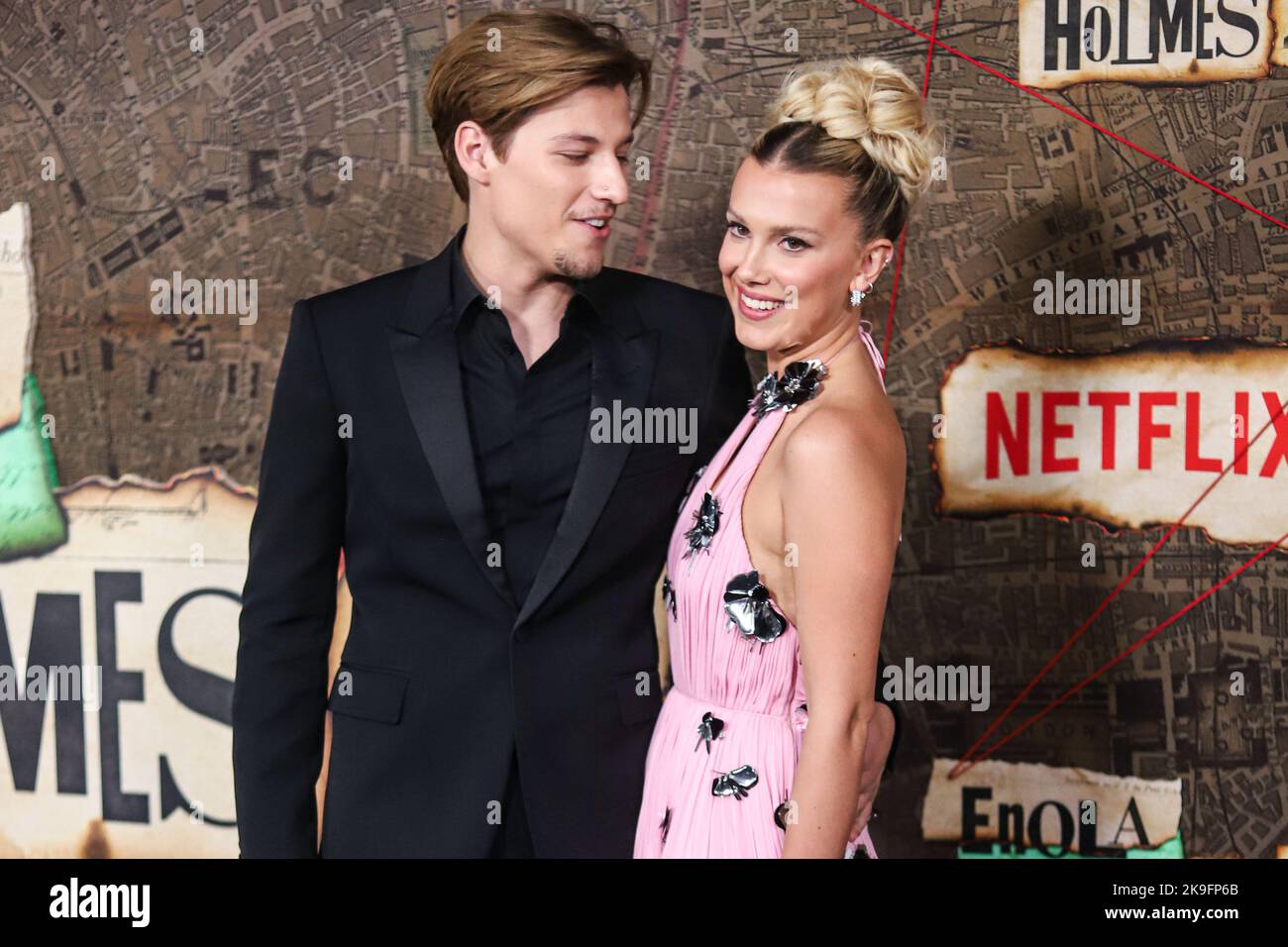New York City, USA. 27. Oktober 2022. MANHATTAN, NEW YORK CITY, NEW YORK, USA - 27. OKTOBER: Der amerikanische Schauspieler Jake Bongiovi und die Freundin/britische Schauspielerin Millie Bobby Brown mit Louis Vuitton kommen zur Weltpremiere von Netflix's 'Enola Holmes 2', die am 27. Oktober 2022 im Pariser Theater in Manhattan, New York City, New York, USA, stattfand. (Foto von Jordan Hinton/Image Press Agency) Quelle: Image Press Agency/Alamy Live News Stockfoto