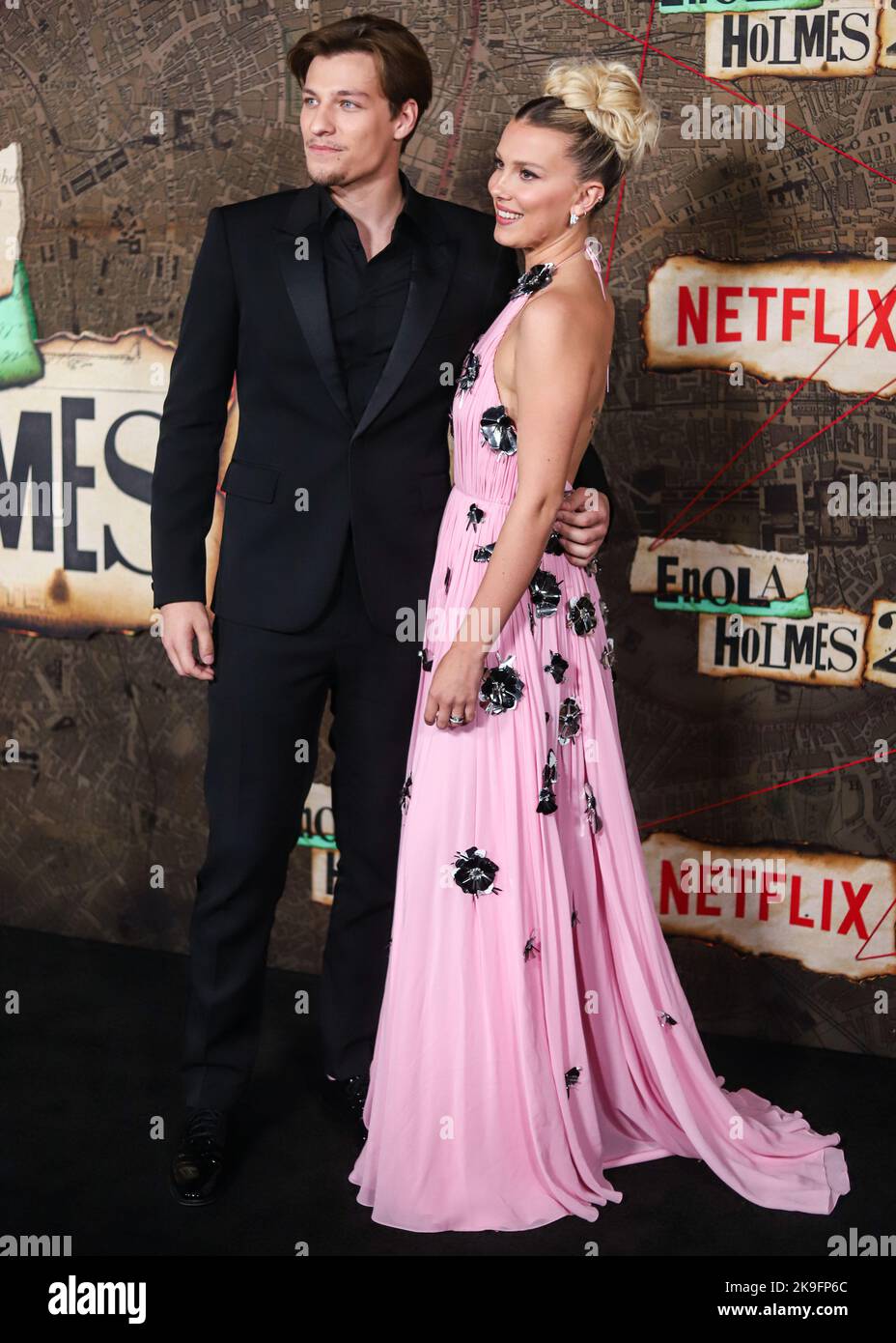 New York City, USA. 27. Oktober 2022. MANHATTAN, NEW YORK CITY, NEW YORK, USA - 27. OKTOBER: Der amerikanische Schauspieler Jake Bongiovi und die Freundin/britische Schauspielerin Millie Bobby Brown mit Louis Vuitton kommen zur Weltpremiere von Netflix's 'Enola Holmes 2', die am 27. Oktober 2022 im Pariser Theater in Manhattan, New York City, New York, USA, stattfand. (Foto von Jordan Hinton/Image Press Agency) Quelle: Image Press Agency/Alamy Live News Stockfoto
