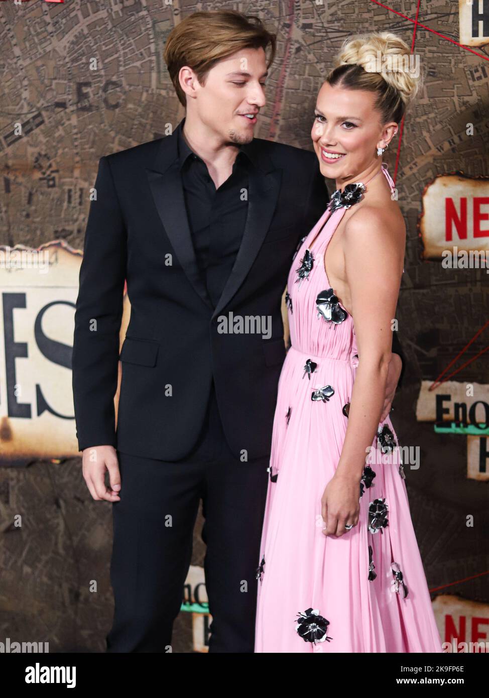 New York City, USA. 27. Oktober 2022. MANHATTAN, NEW YORK CITY, NEW YORK, USA - 27. OKTOBER: Der amerikanische Schauspieler Jake Bongiovi und die Freundin/britische Schauspielerin Millie Bobby Brown mit Louis Vuitton kommen zur Weltpremiere von Netflix's 'Enola Holmes 2', die am 27. Oktober 2022 im Pariser Theater in Manhattan, New York City, New York, USA, stattfand. (Foto von Jordan Hinton/Image Press Agency) Quelle: Image Press Agency/Alamy Live News Stockfoto